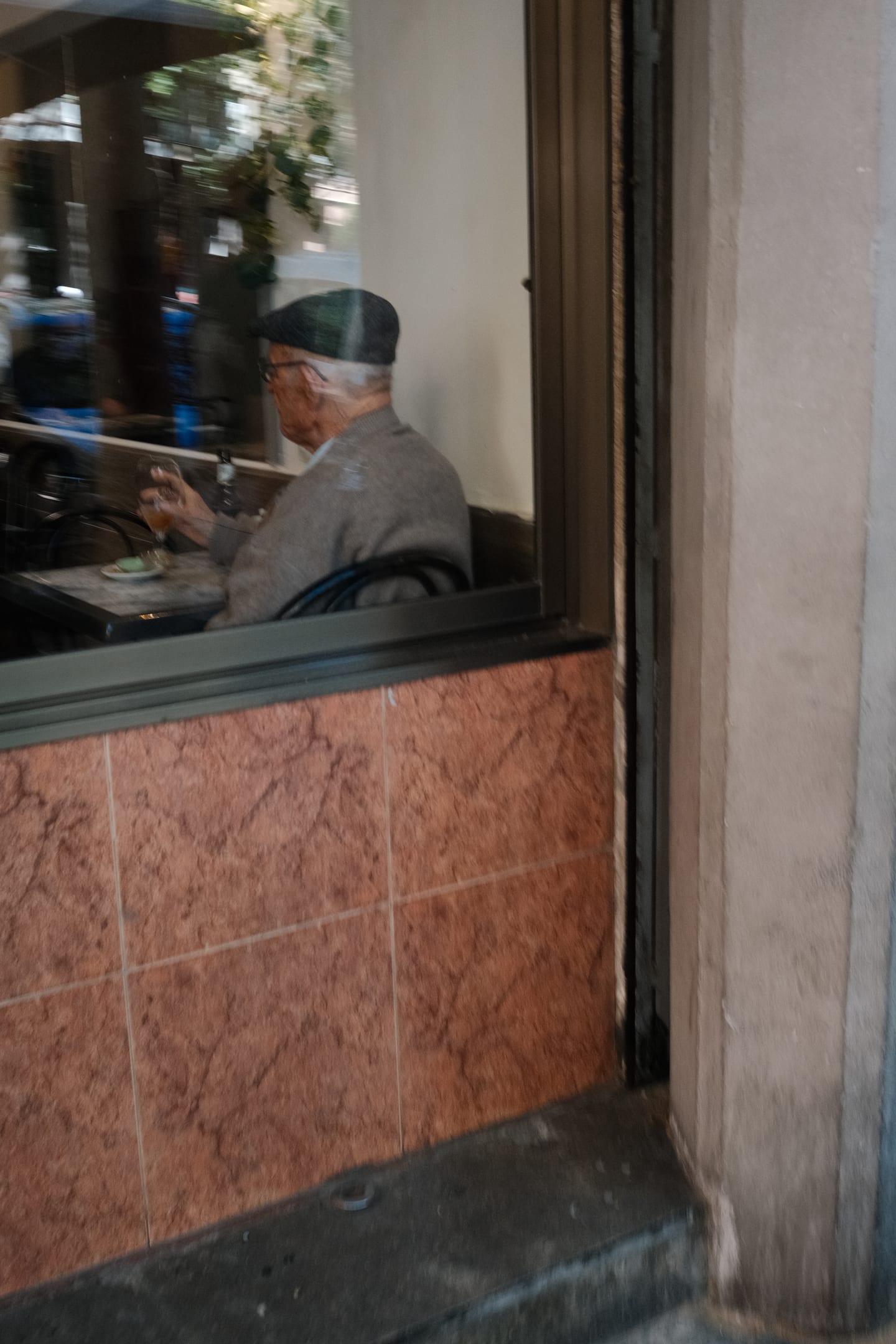 light — color photograph by mxlb, plate 11 — barcelona, spain
