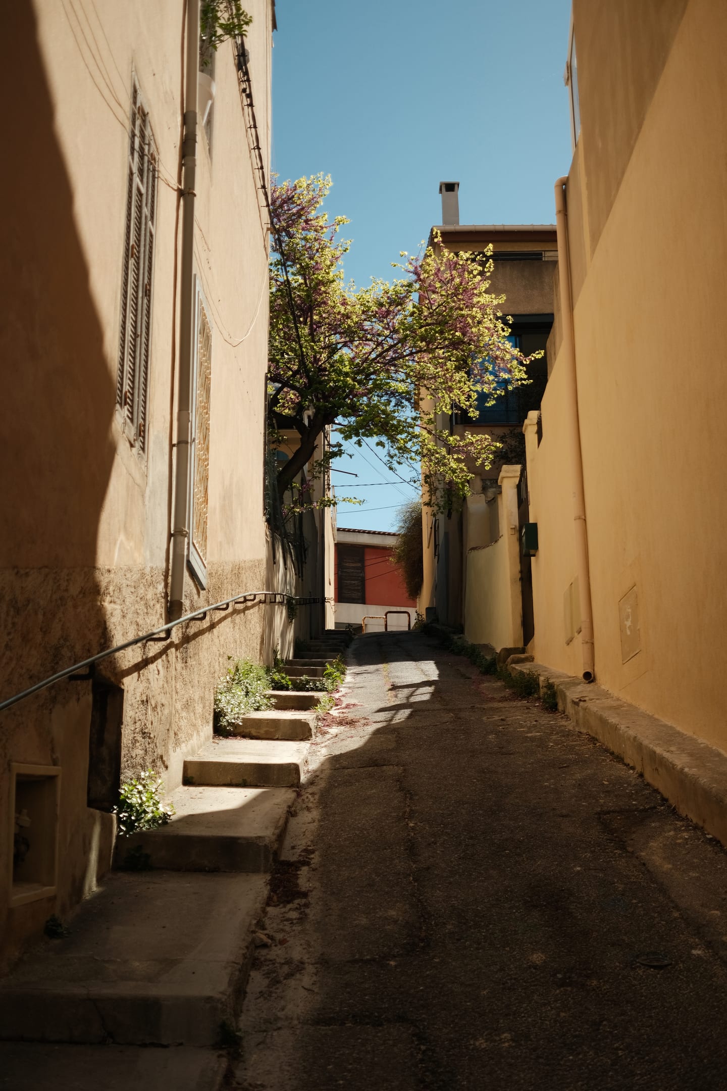 silence — color photograph by mxlb, plate 08 — marseille, france